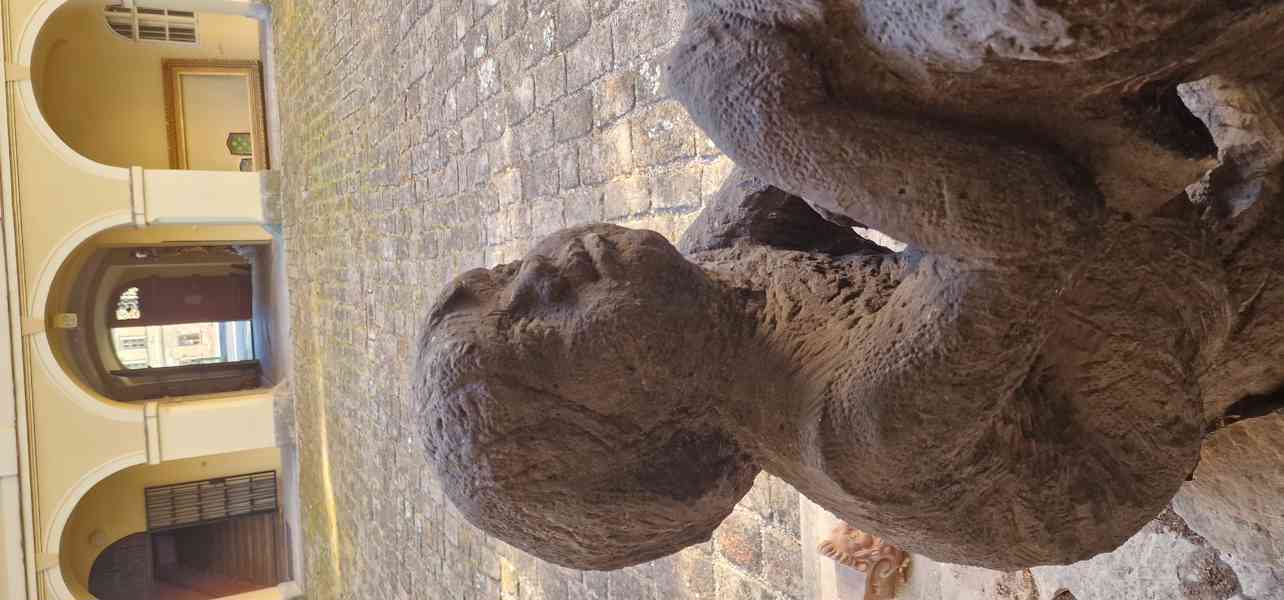 Obří pískovcové sousoší „Matka s dítětem”  - foto 7