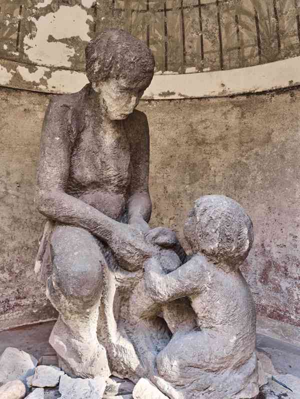 Obří pískovcové sousoší „Matka s dítětem”  - foto 6