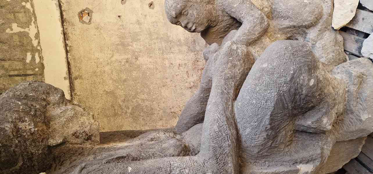 Obří pískovcové sousoší „Matka s dítětem”  - foto 10