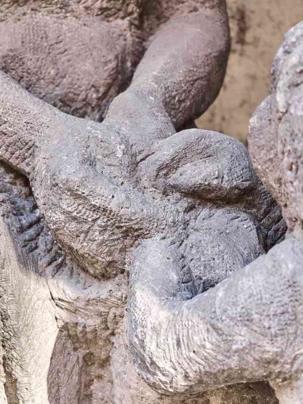 Obří pískovcové sousoší „Matka s dítětem”  - foto 13