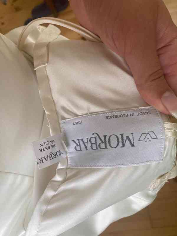 Nové elegantní svatební úzké hedvábné šaty s krajkou - foto 5