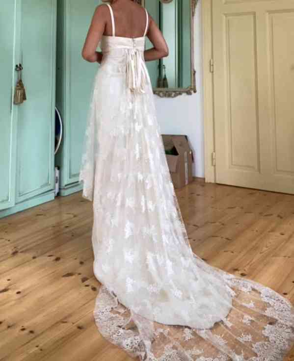 Nové elegantní svatební úzké hedvábné šaty s krajkou - foto 3