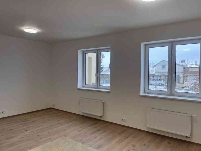 Na prodej moderní byt 2+kk s vlastní zahrádkou v Hevlíně,  - foto 4