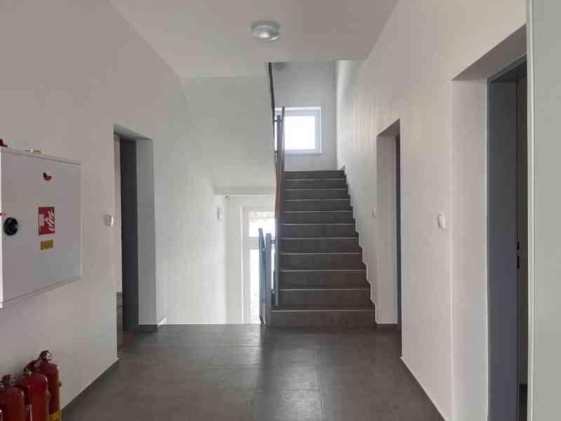 Na prodej moderní byt 2+kk s vlastní zahrádkou v Hevlíně,  - foto 10