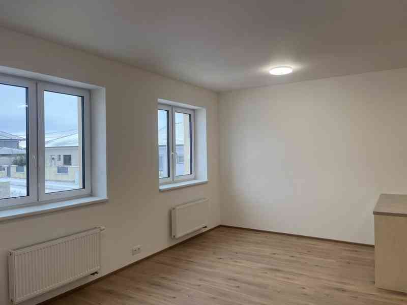 Na prodej moderní byt 2+kk s vlastní zahrádkou v Hevlíně,  - foto 9
