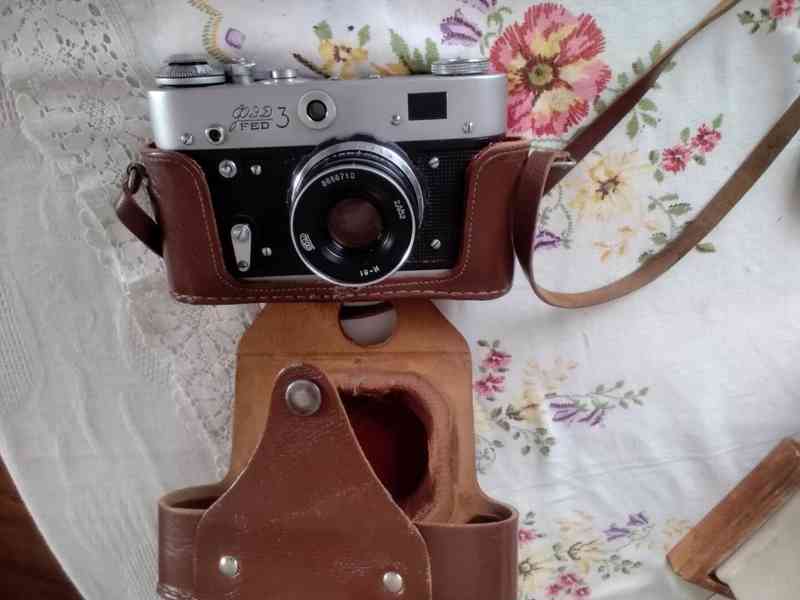 Starý fotoaparát FED 3 s koženou brašnou - foto 7