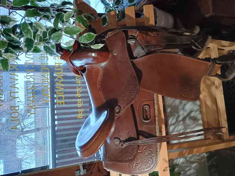 Dřevěný stojan na koňské sedlo - foto 1