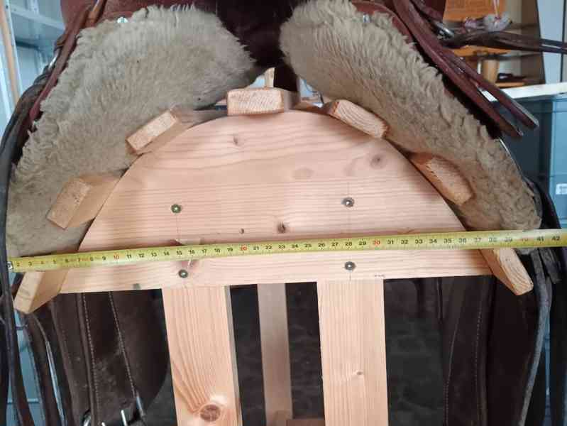 Dřevěný stojan na koňské sedlo - foto 2