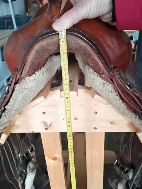 Dřevěný stojan na koňské sedlo - foto 3