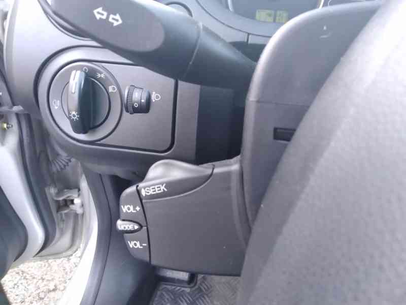 FORD FIESTA 1.3 8V - foto 17