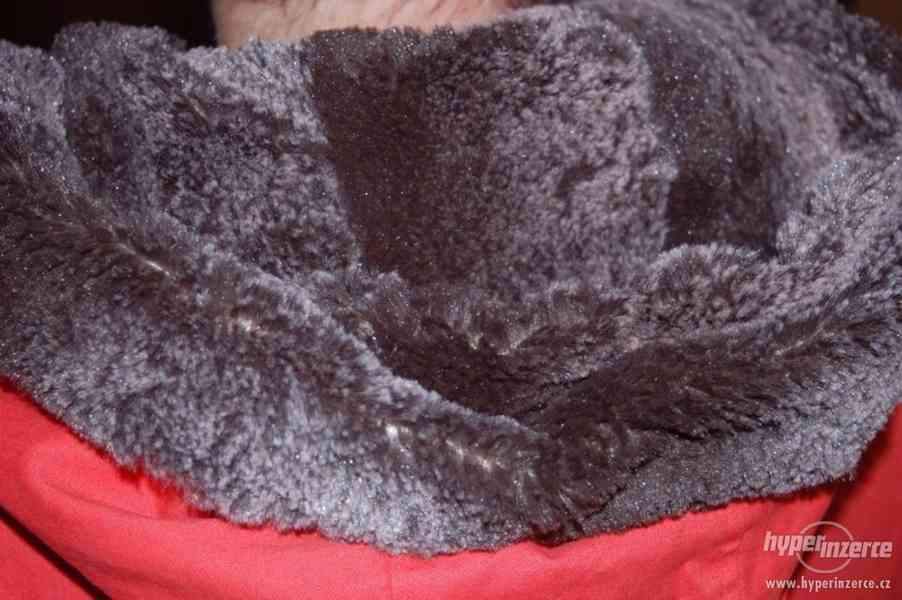 Krásná zimní bunda v humrové barvě - foto 2