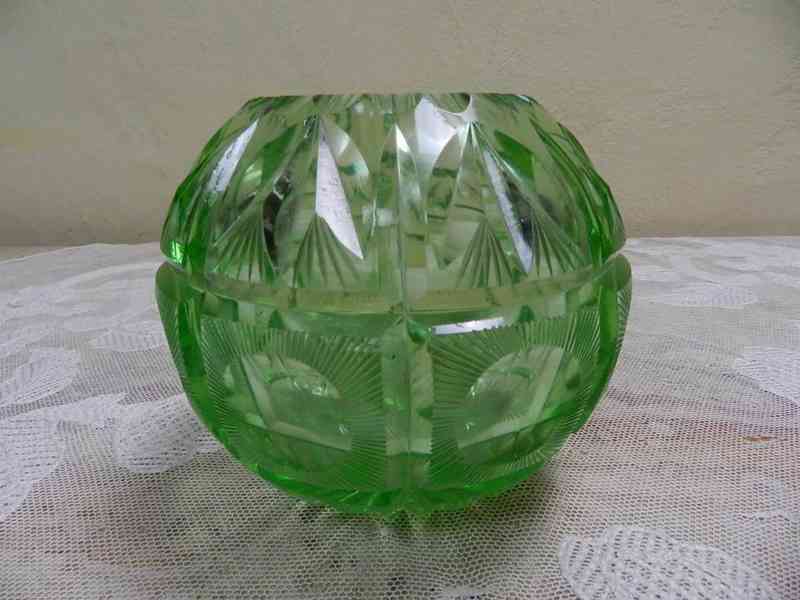 Zelená Autorská broušená Váza tvar Koule