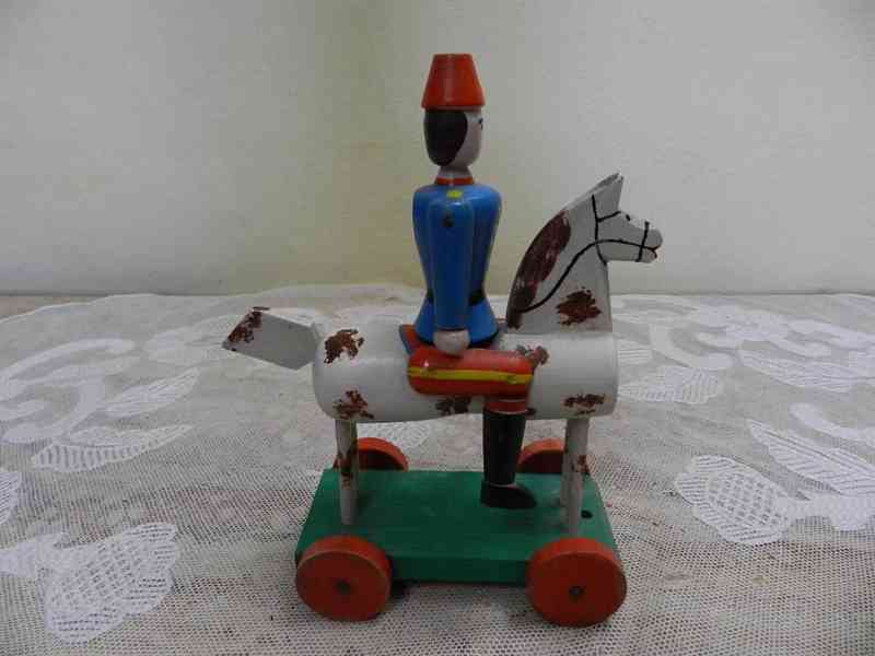 Stará dřevěná hračka Voják na koni - foto 2