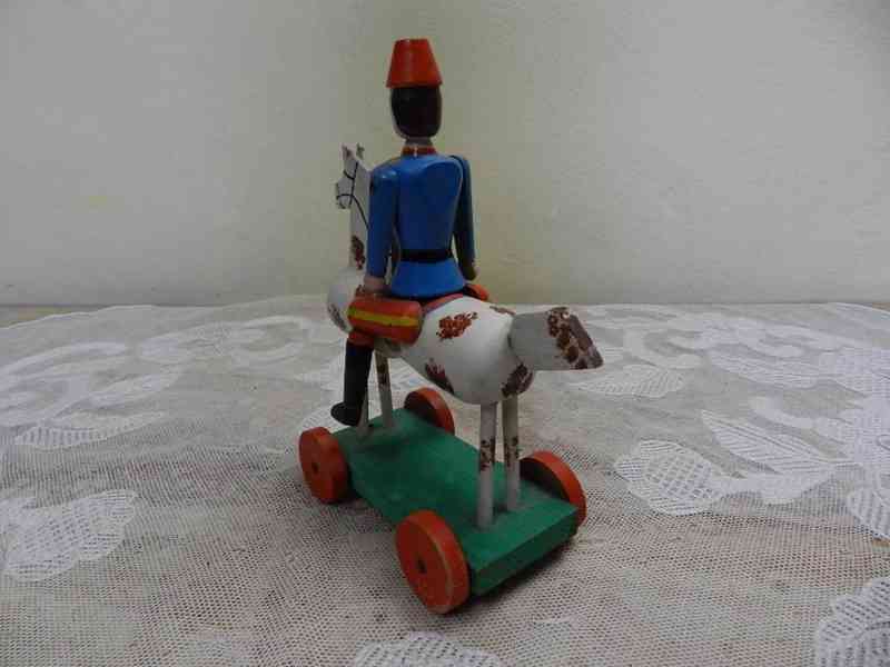 Stará dřevěná hračka Voják na koni - foto 6