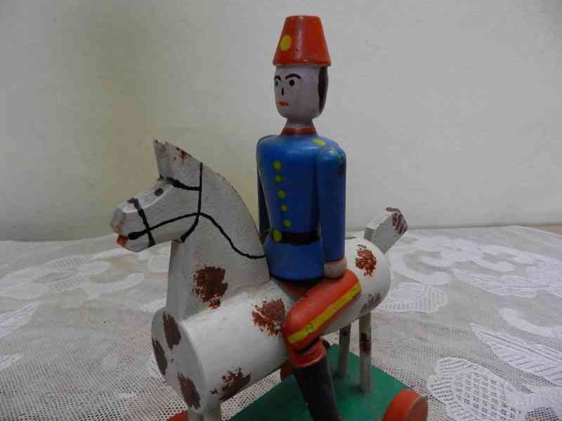 Stará dřevěná hračka Voják na koni - foto 5