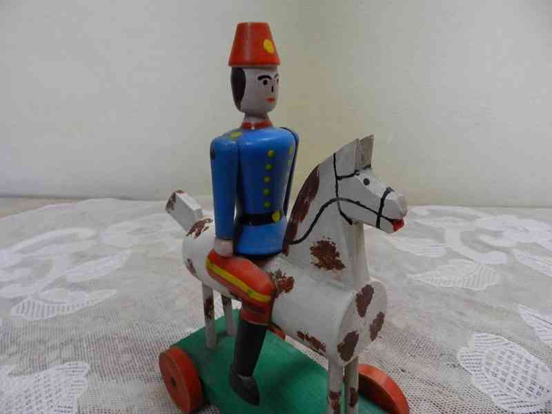Stará dřevěná hračka Voják na koni - foto 3