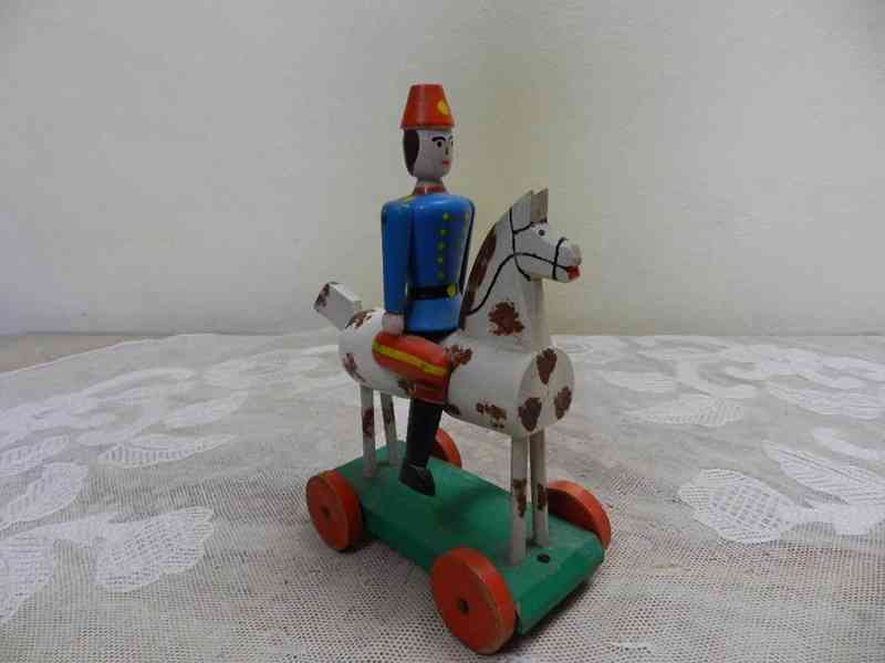Stará dřevěná hračka Voják na koni