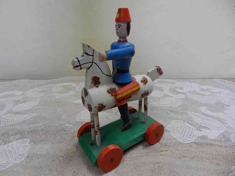 Stará dřevěná hračka Voják na koni - foto 4