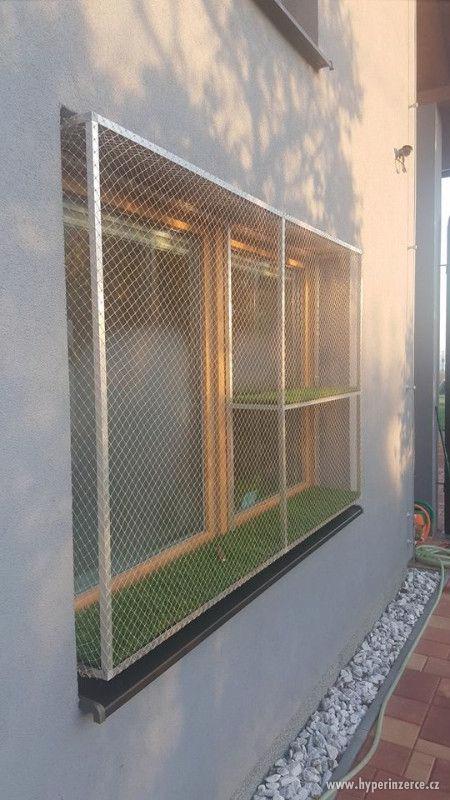 Ochranná síť pro kočky s hlin. rámem a umělou travou