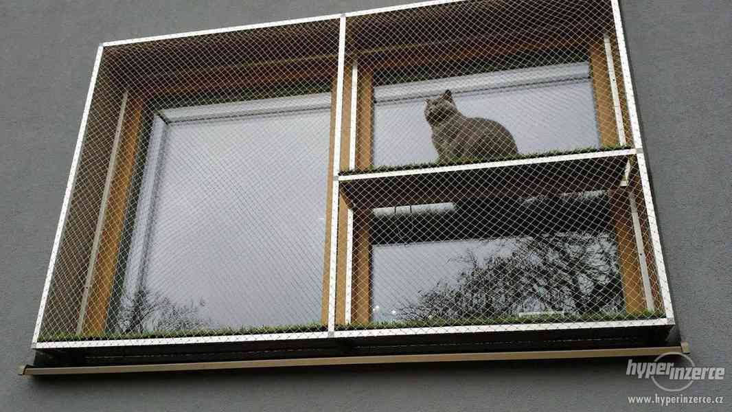 Ochranná síť pro kočky s hlin. rámem a umělou travou - foto 8