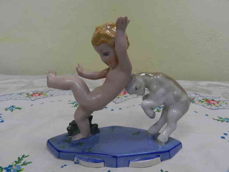 Chlapec a Kozlík Kozel Royal Dux Czechoslovakia