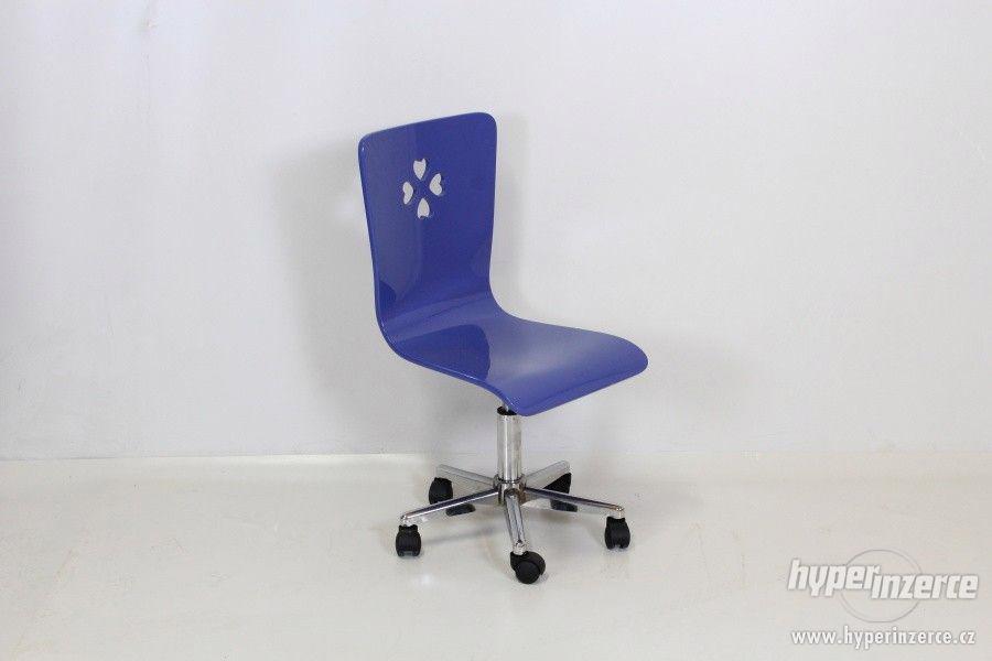 Tmavě modrá židlička na kolečkách - foto 1
