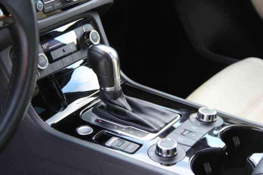 Prodám Volkswagen Touareg 4.2 V8 TDI Exclusive Panorama - foto 11