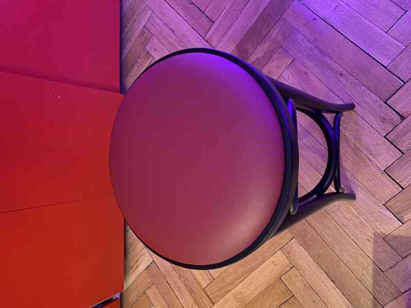 TON židle 73, černé dřevo, čalounění červená kůže, NOVÉ - foto 4