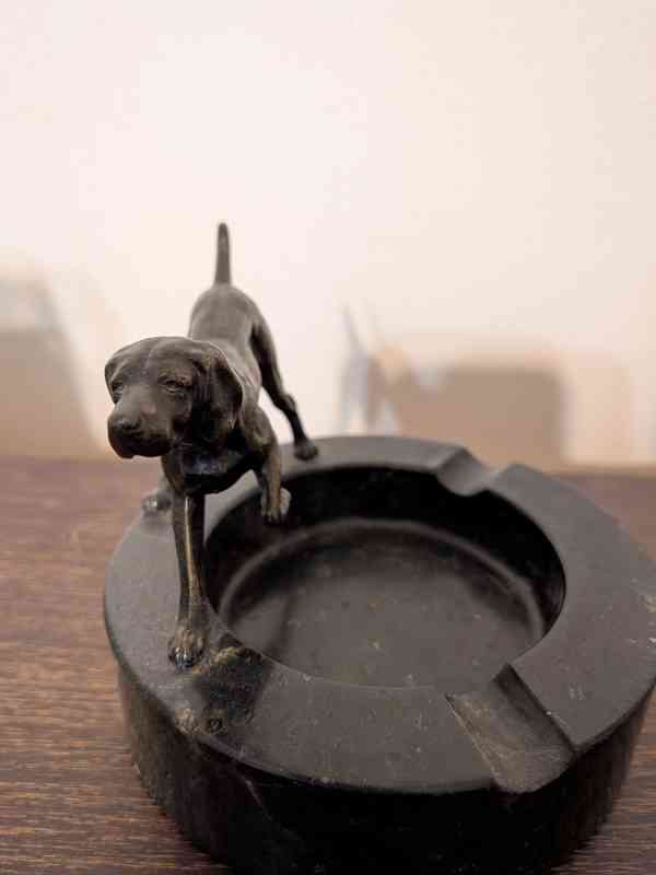 Starožitný popelník s figurkou loveckého psa (Art Deco styl) - foto 2