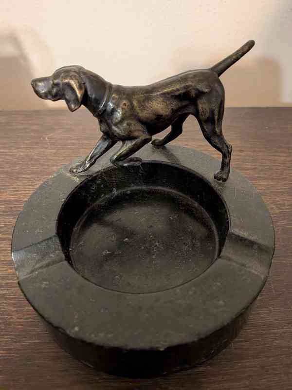 Starožitný popelník s figurkou loveckého psa (Art Deco styl) - foto 5