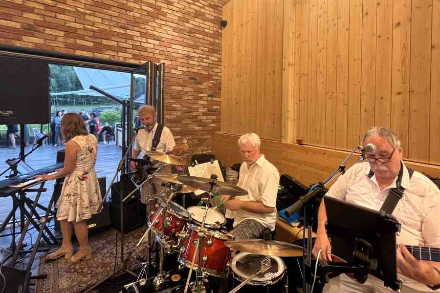 Skelet, kapela na oslavu narozenin - foto 3