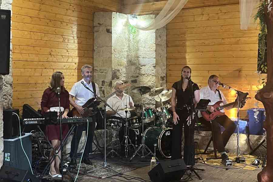 Skelet, kapela na oslavu narozenin - foto 8