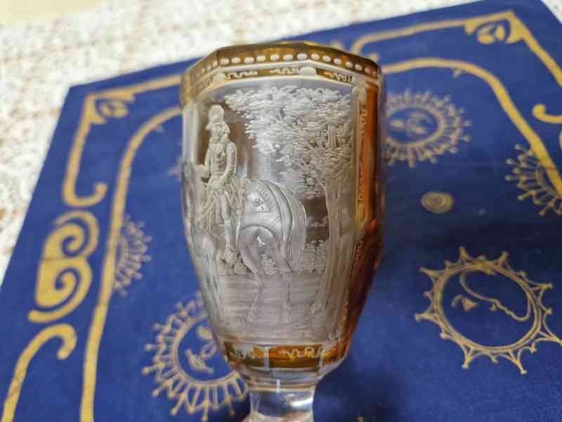 Krásná stará řezaná Sklenice na nožce Maršál Radecký - foto 3