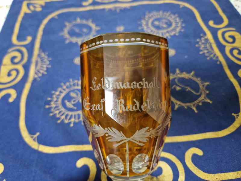 Krásná stará řezaná Sklenice na nožce Maršál Radecký - foto 9