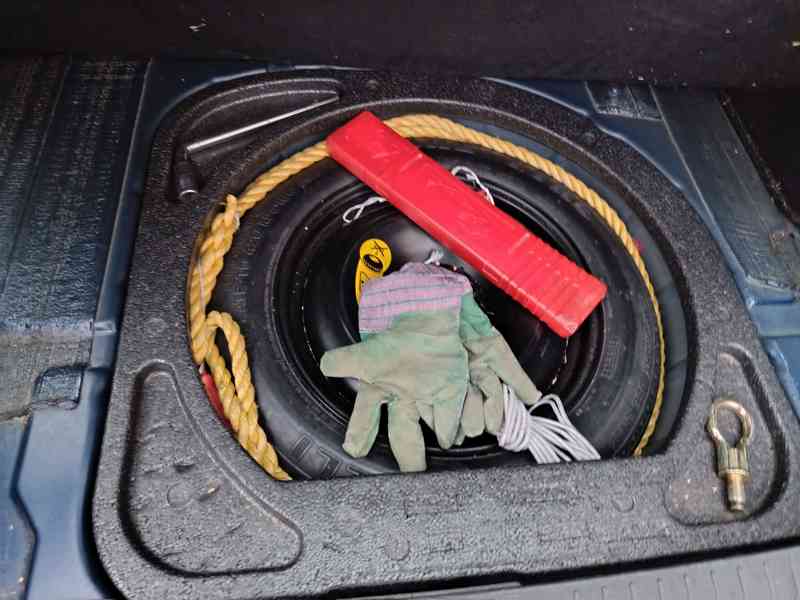 Prodám na náhradní díly nebo k opravě Focus 1,6 TDCI 2006 - foto 5