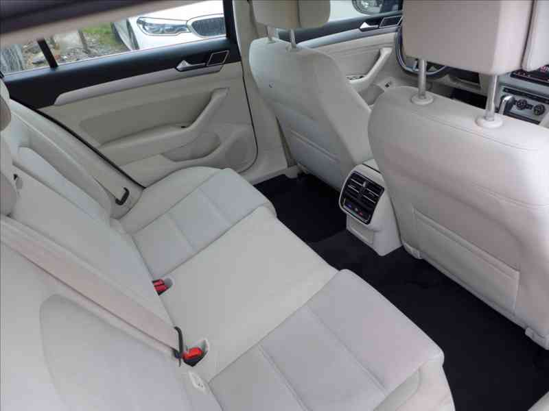 Volkswagen Passat 1,6 TDI COMFORTLINE, NAVI - foto 8