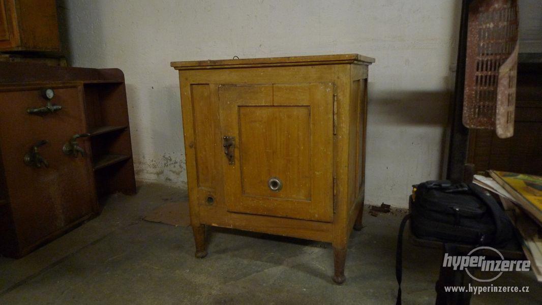 Stará dřevěná lednice na pevný led - foto 1