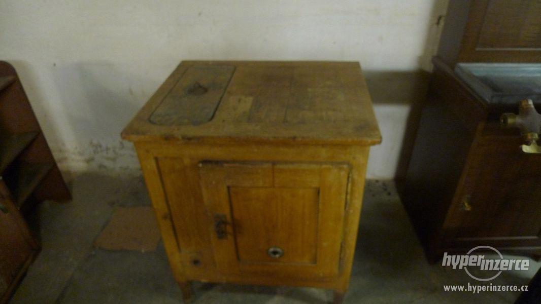 Stará dřevěná lednice na pevný led - foto 2