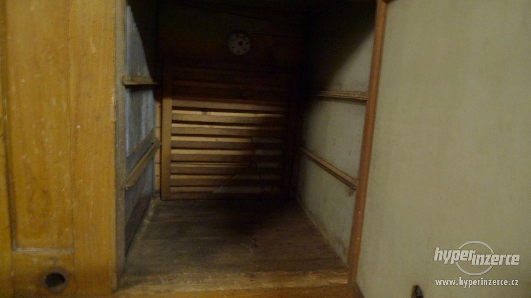 Stará dřevěná lednice na pevný led - foto 3