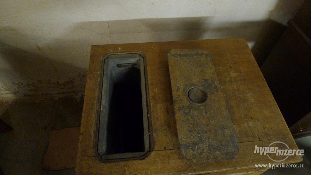 Stará dřevěná lednice na pevný led - foto 4