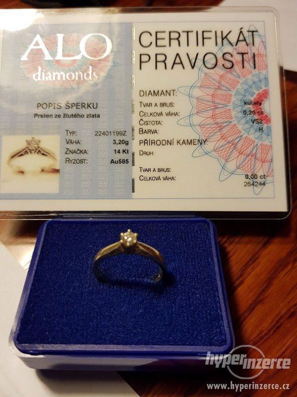 Zlatý zásnubní prsten s diamantem. - foto 1