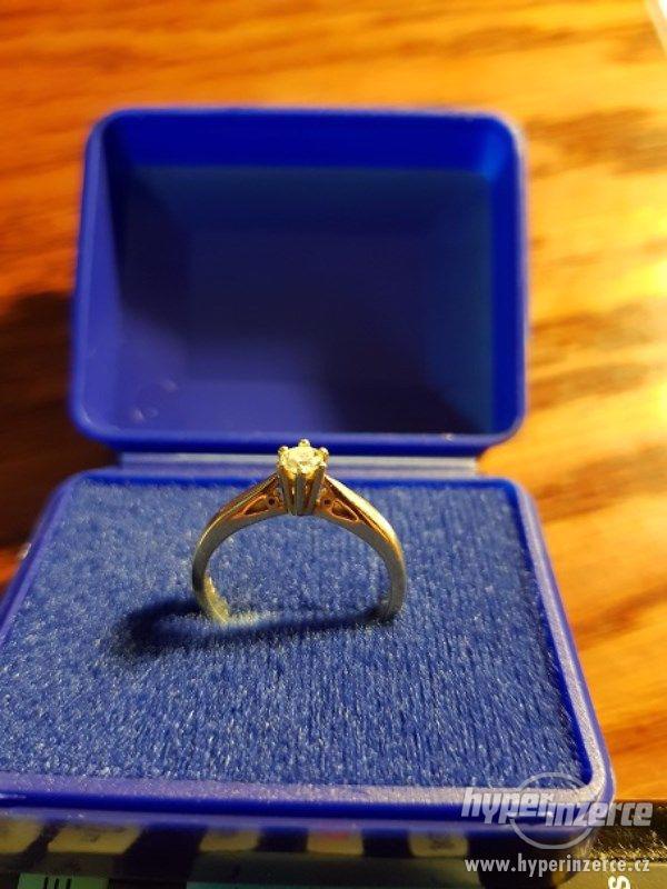Zlatý zásnubní prsten s diamantem. - foto 2