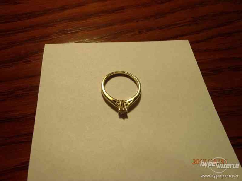 Zlatý zásnubní prsten s diamantem. - foto 4