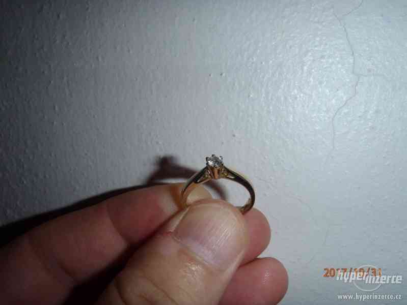 Zlatý zásnubní prsten s diamantem. - foto 5