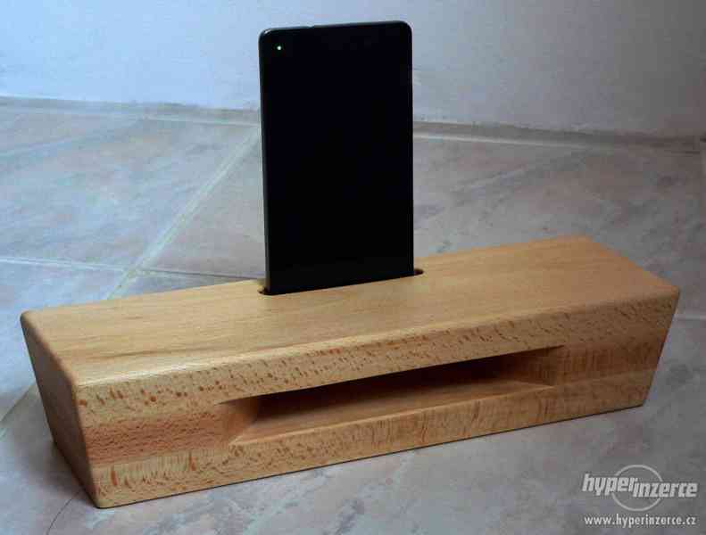 Dřevěný stojan na chytrý telefon se zesilovačem - foto 3