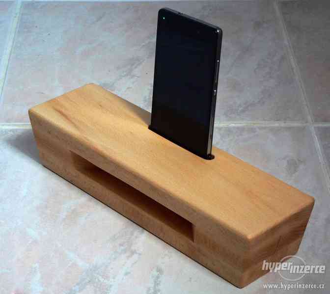 Dřevěný stojan na chytrý telefon se zesilovačem - foto 4