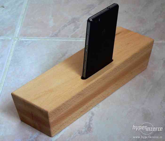 Dřevěný stojan na chytrý telefon se zesilovačem - foto 5