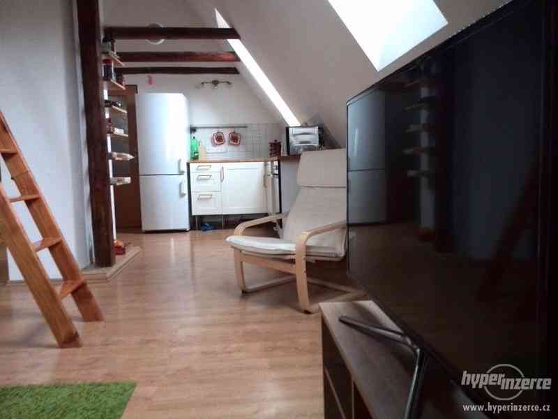 Podkrovní byt 1+kk (60m2) v rodinném domku - foto 1