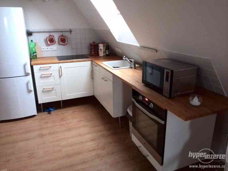 Podkrovní byt 1+kk (60m2) v rodinném domku - foto 2