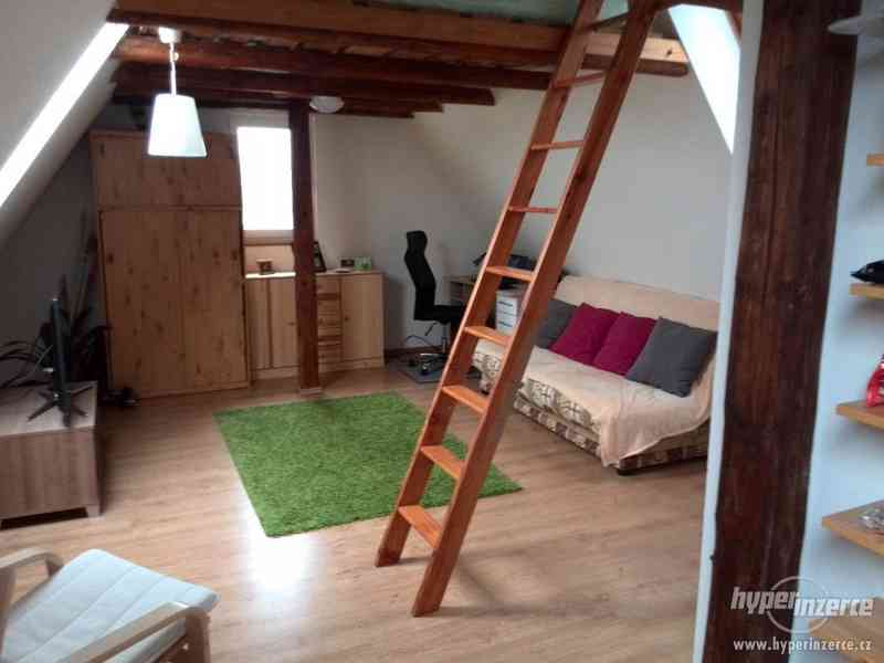 Podkrovní byt 1+kk (60m2) v rodinném domku - foto 3
